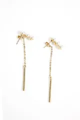 Par de caravanas doradas con perlas y cadena fina con barra colgante.