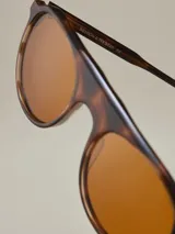 Lentes de sol negros con montura redonda y doble puente.