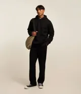 Pantalón de corte recto confeccionado en algodón, con cintura elástica ajustable mediante lazo, bolsillos laterales y diseño liso.