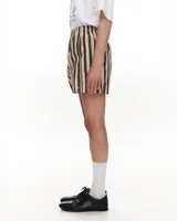 Short de gabardina de algodón con estampado a rayas. Diseño sublimado por Ygna.
