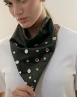 Bandana de símil gamuza con detalles de apliques acrílicos espejados en forma de estrellas y círculos. Diseño versátil para usar en la cintura o en el cuello.
