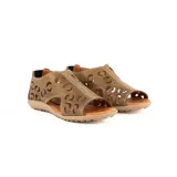 Sandalias de cuero marrón claro, estilo cerradas con diseño de perforaciones circulares en el empeine, suela plana y taco bajo.
