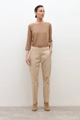 Pantalón chino color beige de corte recto.