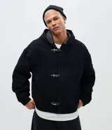 Campera de sarga de algodón con capucha, cierre frontal con cremallera y trabas metálicas decorativas. Presenta un bolsillo con cierre en la manga y puños elásticos, con un diseño de estilo utilitario.