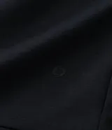 Campera deportiva de corte regular confeccionada en modal, con cierre frontal por cremallera, capucha con cordón ajustable, mangas largas con puños elásticos y bolsillos laterales.