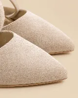 Zapatos de tacón bajo en tela color malva, con punta fina, taco ancho de 5 cm, escote en V y tiras cruzadas en diagonal con cierre de hebilla en el tobillo.