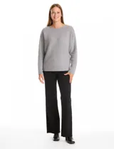 Buzo de punto acanalado horizontal con textura suave. Presenta un calce holgado, escote a la base y diseño de manga japonesa con caída fluida.