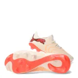 Championes de fútbol Puma Future 9 Match Fusion FG/AG para hombre, de color beige con detalles anaranjados y el logo de la marca en el talón.