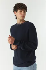 Sweater azul marino liso de algodón con cuello redondo y costuras a contratono.
