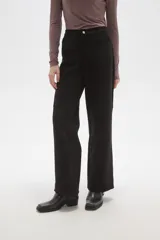 Pantalon de corte recto y tiro medio, confeccionado en tejido de poliester con acabado mate. Presenta bolsillos laterales y cierre frontal con botón metálico.