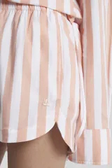 Short de poplin de algodón con elastano a rayas verticales color salmón y blanco, con cintura elastizada y logo bordado.