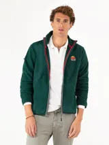 Campera de micropolar azul marino con cierre frontal, cuello alto y logo bordado en el pecho.