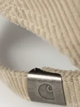 Gorra de seis paneles confeccionada en corderoy de canal ancho, con visera curva, tira regulable con hebilla metálica y logo bordado en el frente.