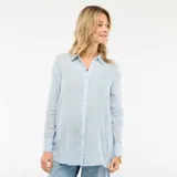 Camisa de corte holgado con diseño de rayas verticales en tonos azul y blanco, cuello clásico y cierre frontal con botones.