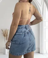 Top tejido al crochet color rosa pálido, con diseño asimétrico de un solo hombro y tirantes finos.