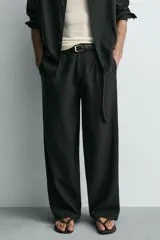 Pantalón de corte relajado confeccionado en una mezcla de lino y viscosa. Presenta bolsillos delanteros, bolsillos traseros de plastrón y cierre frontal con cremallera y botón.