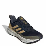 Championes de running Adidas Ultra Run 5 TR, diseñados para terrenos mixtos. Presentan un exterior de malla técnica en color azul oscuro con tratamiento repelente al agua, detalles en tono dorado y verde oliva, y una mediasuela blanca con efecto salpicado. Incluyen suela de alta tracción y tecnología de amortiguación Bounce.
