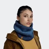 Cuello polar Buff Knitted, tejido de punto con degradado de azul oscuro a celeste.