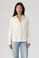 Camisa Levi's estilo western de corte estándar, color crema, con mangas largas, cuello clásico y cierre frontal con botones a presión. Presenta dos bolsillos frontales con solapa y etiqueta roja característica de la marca.