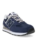 Championes urbanos New Balance modelo 574, color azul marino con detalles en gris y blanco. Confeccionados en gamuza y malla textil, cuentan con el logo 'N' característico en los laterales y entresuela con tecnología de amortiguación.
