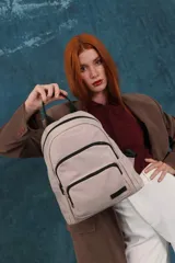 Mochila urbana de diseño funcional, color negro, confeccionada en nylon impermeable. Cuenta con un compartimento principal amplio, un bolsillo frontal adicional con cierre y correas ajustables con detalle de marca.