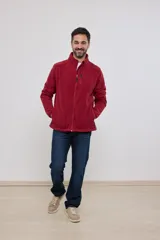 Campera de micropolar color verde oscuro, con cuello alto, cierre frontal completo, bolsillos laterales y un bolsillo con cierre en el pecho.