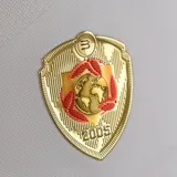 Camiseta de fútbol New Balance del São Paulo FC, modelo Home 2025. Diseño blanco con franjas horizontales rojas y negras en el pecho, detalles en rojo y negro en el cuello y las mangas, y logos de New Balance y sponsors.