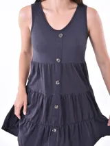 Vestido corto gris oscuro sin mangas, con escote redondo, cierre frontal de botones y diseño escalonado en la falda.