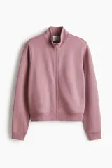 Campera deportiva de felpa de algodón color rosado, con corte ajustado, cuello elevado, cierre frontal completo y puños y bajo acanalados.
