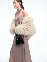 Vestido largo de breteles finos con escote en V, confeccionado en lyocell con acabado efecto lavado. Presenta una silueta levemente evasé con caída fluida y recta.