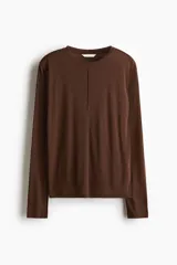Remera marrón de punto fino, de manga larga, con cuello redondo, hombros caídos y pliegue cosido en el centro del frente.