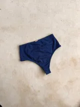 Parte inferior de bikini tiro alto, modelo vedetina, color verde militar brillante.