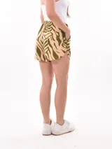 Short con estampado animal print de leopardo en tonos naranja oscuro y negro, con cintura elástica ajustable con cordón.