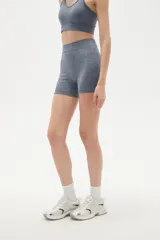 Short deportivo de calce ajustado, confeccionado en tejido de punto sin costuras con efecto melange.
