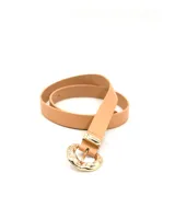 Cinto color beige con hebilla irregular dorada.