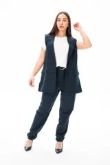 Chaleco azul con corte entallado, sin mangas y terminaciones prolijas.