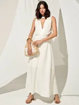 Vestido largo color blanco de lino con escote en V y corte en la cintura.