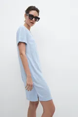 Vestido celeste de lino con corte recto, mangas cortas y cuello redondo.