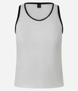 Musculosa de algodón rib, color blanco crudo, de corte regular y breteles anchos. Presenta un borde fino de color negro en el escote redondo y en las sisas.