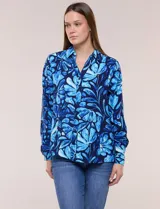 Camisa de gasa estampada con diseño animal print, cuello con solapa, escote en V, cierre frontal con botones y mangas largas, de la marca Ninety Clothing.