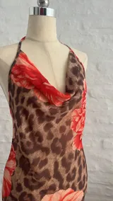 Vestido corto de microtul con estampado animal print y flores rojas, escote drapeado y tirantes finos.