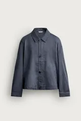 Sobrecamisa de corte relaxed fit confeccionada en tejido de mezcla de lyocell y algodón, en color azul oscuro con efecto lavado. Presenta cuello camisero, manga larga con puños abotonados, bolsillos frontales de vivo y cierre central de botonadura.
