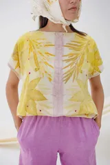 Blusa manga dolman con estampado de hojas amarillas y rojas, con espalda entera.