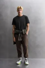 Camiseta de entrenamiento de ajuste regular, color verde oliva, confeccionada en tejido técnico ligero y elástico con estructura. Presenta cuello redondo, manga corta y costuras planas.