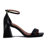 Sandalia de mujer marca Vizzano, color negro, con taco bloque geométrico de altura media, tira delantera simple y pulsera ajustable al tobillo con hebilla metálica.