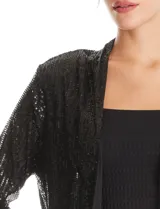 Chaqueta abierta de lentejuelas negras, con mangas largas y forro interno a tono.