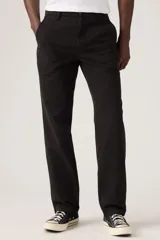 Pantalón chino de corte relajado, confeccionado en sarga de algodón resistente, con diseño de cinco bolsillos y cierre de cremallera con botón.
