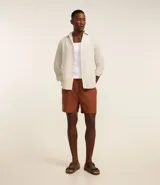 Bermuda de baño masculina confeccionada en tejido ana ruga texturizado, con lazo en la cintura, bolsillos laterales y un bolsillo trasero.