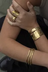 Anillo abierto de diseño rústico y orgánico, con textura irregular que evoca la naturaleza. Realizado artesanalmente en metal.