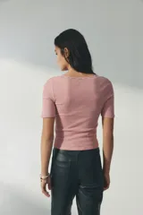 Top de punto acanalado fino de algodón, color rosado, con ajuste entallado, escote en V pronunciado con ribete de encaje y mangas cortas.